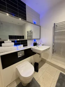 Spacious 2 Bed Apartment in Central Manchester - Image 5