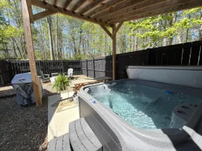16 mi Hocking Hills, 1BR cabin, hottub, firepit - Image 2