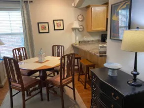 Updated townhome close to University & shopping - Image 4