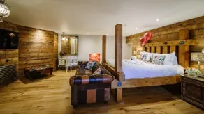 Romantic Couples Hideaway with Double Spa Bath - Image 3
