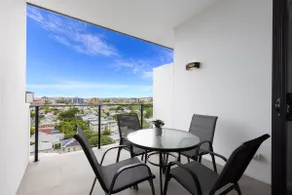 Spacious Panoramic 2BR Apartment, Parking and Views - Image 3