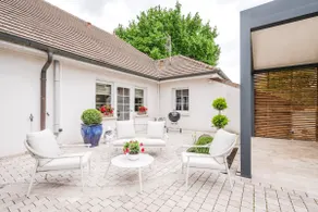 Private Jacuzzi, 3 suites, enclosed garden & parking - Image 5
