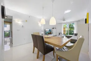 Oceanfront apartment in Surfside - Image 3