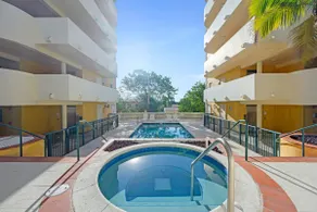 Oceanfront apartment in Surfside - Image 4
