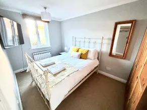 Fab apartment in city with free parking - Image 2