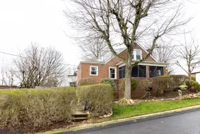A charming, updated 4BR near Seton Hill & hospital - Image 4