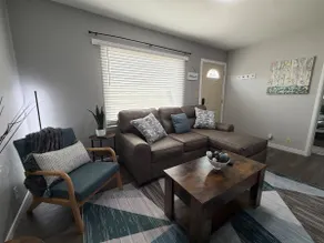 Charming entire home centrally located - Image 2
