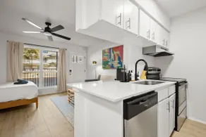 Spacious studio• Fast Wi-fi • 5M to Downtown - Image 3
