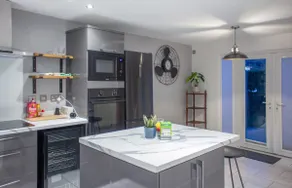 Stylish 3 Bed Home with Parking near Cathedral - Image 2