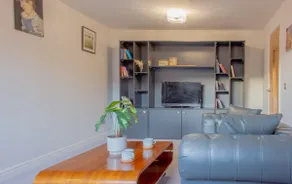 Stylish 3 Bed Home with Parking near Cathedral - Image 4