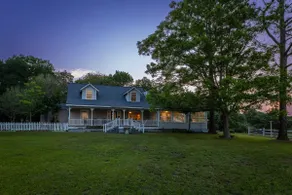 27-Acre Texas Ranch: Fishing Pond & Game Room - Image 2