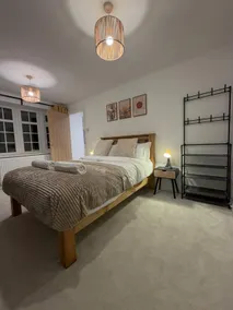 Luxury House, Great Location in Redditch - Contractors - Families - Groups - Relocators - Sleeps 9 - Image 3
