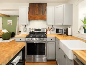 Downtown Roslyn Retreat- Barrel Sauna + EV Charger - Image 3