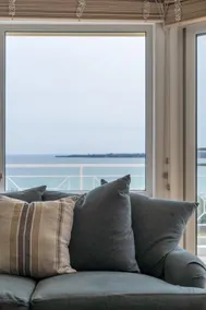 Beach House with incredible Bay Views - Image 3