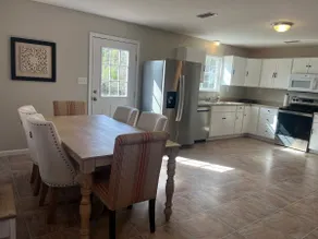 Cozy Modern Cottage - Image 4