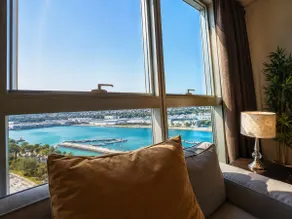 Luxury 4BR Lounge, Sea&Pearl View, Above Mall - Image 5