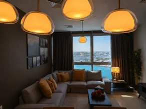 Luxury 4BR Lounge, Sea&Pearl View, Above Mall - Image 2