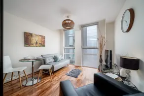 Modern 1BR Downtown Stay - Image 2