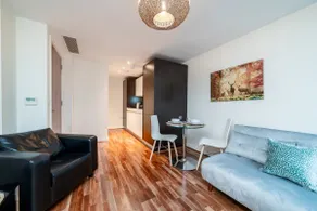 Modern 1BR Downtown Stay - Image 5