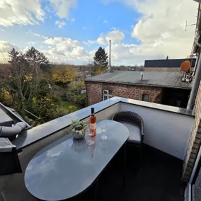 Stylish accommodation in quiet location with balcony - Image 2
