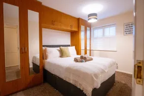 Stylish 3BR Chafford Stay | Discounted Rates - Image 5