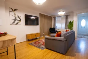 Stylish 3BR Chafford Stay | Discounted Rates - Image 2