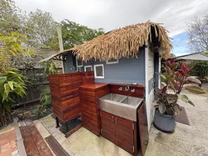 Private garden studio with outdoor shower - Image 4