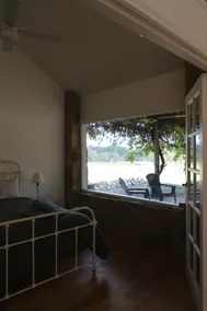 The Beekeepers Retreat - Image 2