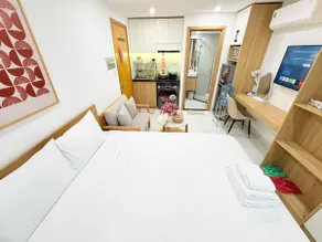 l 101 Suites l Compact & Modern Studio w Kitchen - Image 2