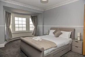 Bay Apt l Sea View l Luxury l Central - Image 4