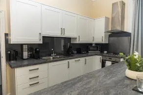 Bay Apt l Sea View l Luxury l Central - Image 2