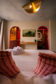 Floral bubble with private spa — 10 min from Rennes - Image 3