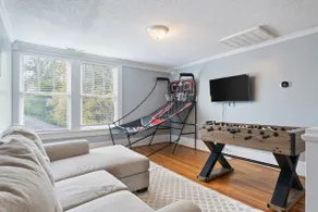 Spacious Homey Stay with Games, Gym, Near Downtown - Image 5
