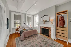 Huge Historic apt Soaring Ceilings w parking lot - Image 3