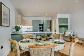 Luxury 2-bed apartment with panoramic sea-views - Image 5
