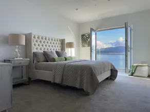 Luxury 2-bed apartment with panoramic sea-views - Image 3