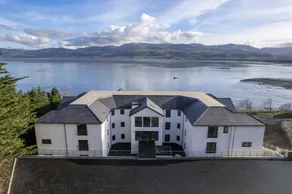 Luxury 2-bed apartment with panoramic sea-views - Image 4