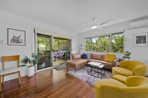 Breezy Coastal Retreat - Walk to Waterfront - Image 2