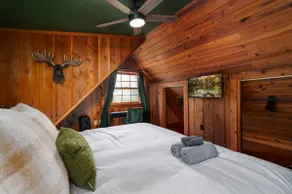 Lakeside Haven with Jacuzzi and Games - Image 5
