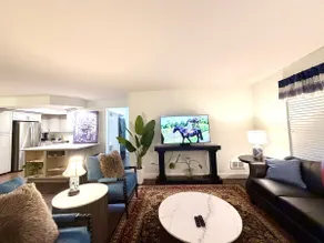 A King Bed 2BR Condo • DT Bellevue •Free Parking - Image 5