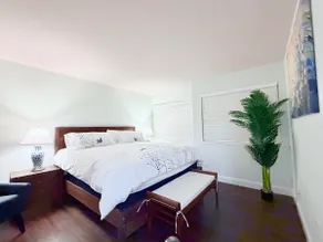 A King Bed 2BR Condo • DT Bellevue •Free Parking - Image 4