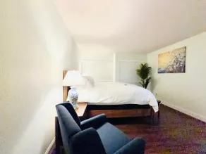 A King Bed 2BR Condo • DT Bellevue •Free Parking - Image 2
