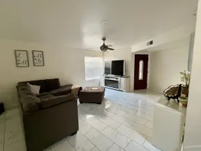 Modern Family Home Near Westgate & SF Stadium - Image 3