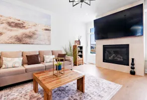 Luxe Thorold House: Stylish Retreat Near Falls - Image 2