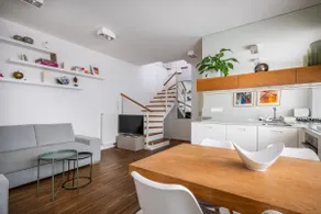 Quiet duplex penthouse with private courtyard - Image 2