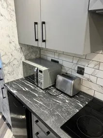Affordable Serviced Apartment Perfect for Contractors in PE1 Short & Long Term Stays - Free WIFI - Free Parking - With Sofa Bed - Full Kitchen - Image 4
