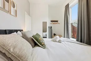 Spacious Bury Town Centre House with Parking & Fast Wi-Fi, Near The Rock - Image 5