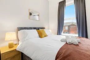Spacious Bury Town Centre House with Parking & Fast Wi-Fi, Near The Rock - Image 3