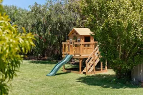 Short walk to Beach/Rosebud Plaza. Huge rear yard. - Image 4