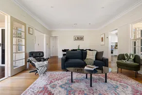 Short walk to Beach/Rosebud Plaza. Huge rear yard. - Image 2
